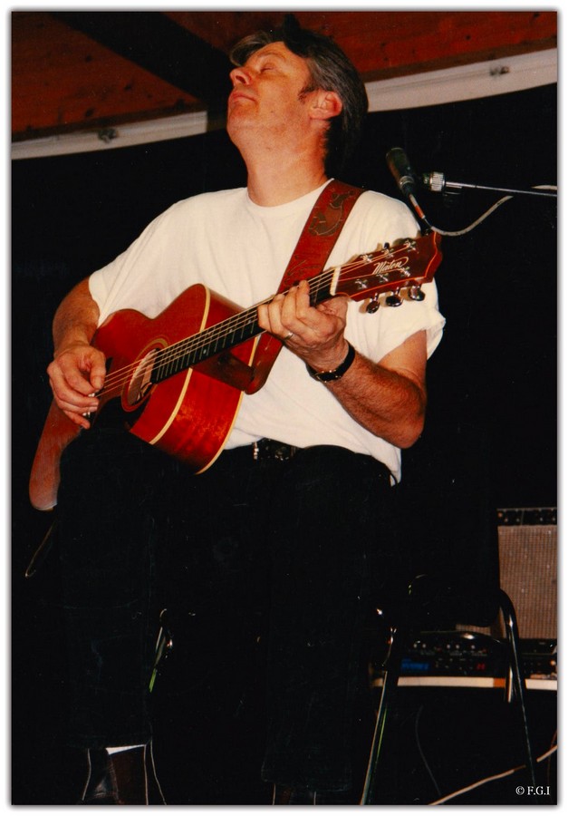 TOMMY EMMANUEL_InPixio.jpg